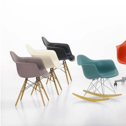 Eames Plastic Armchair DAW RE Ahorn gelblich Schwarz