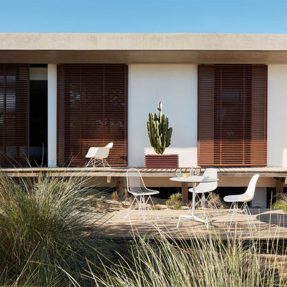 Eames Plastic Armchair LAR RE Gestell weiß Schwarz