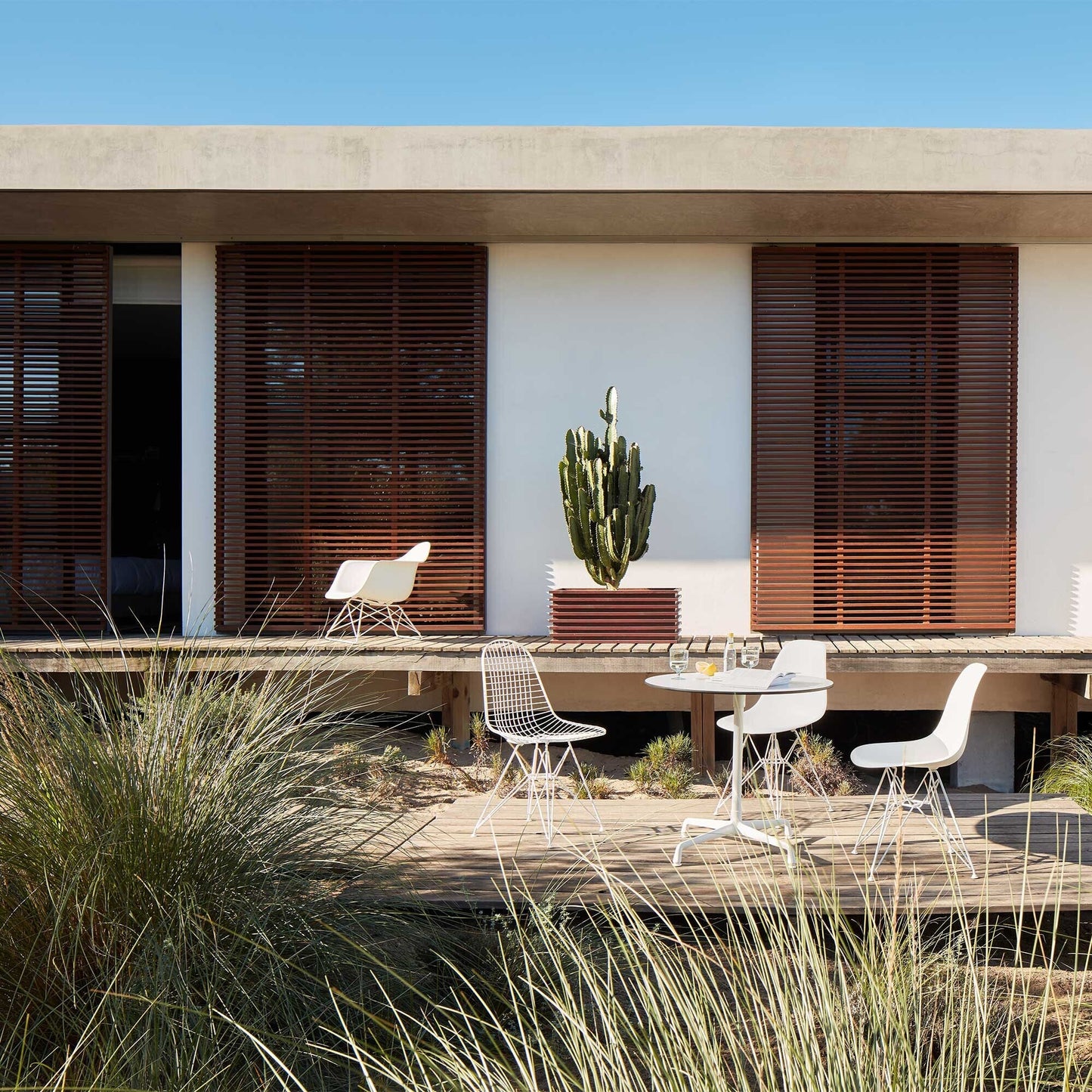 Eames Plastic Armchair LAR RE Gestell weiß Schwarz