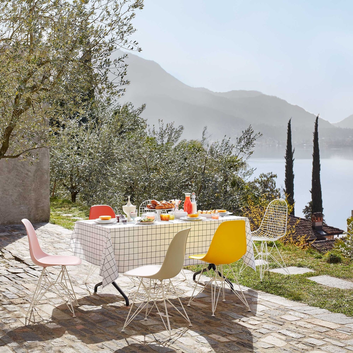 Eames Plastic Side Chair DSR Gestell weiß Weiß