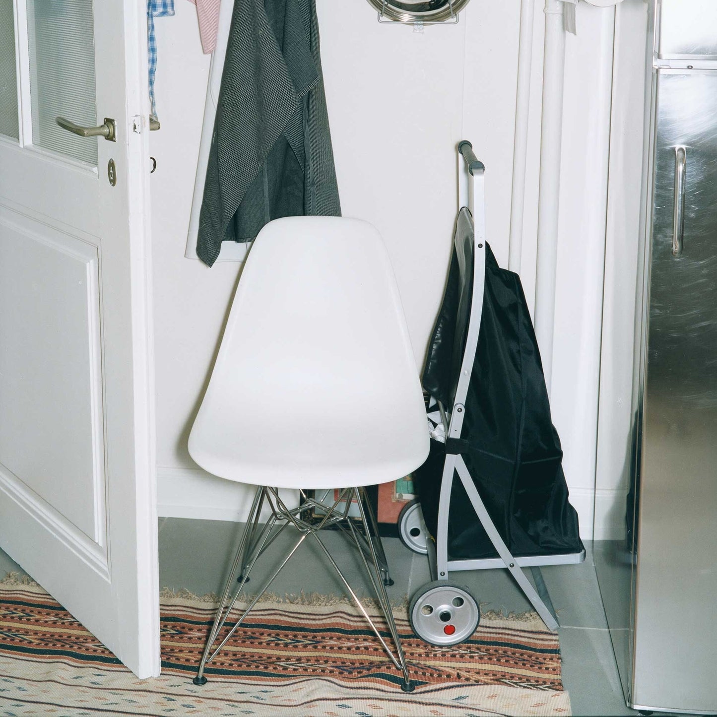 Eames Plastic Side Chair DSR verchromt Weiß