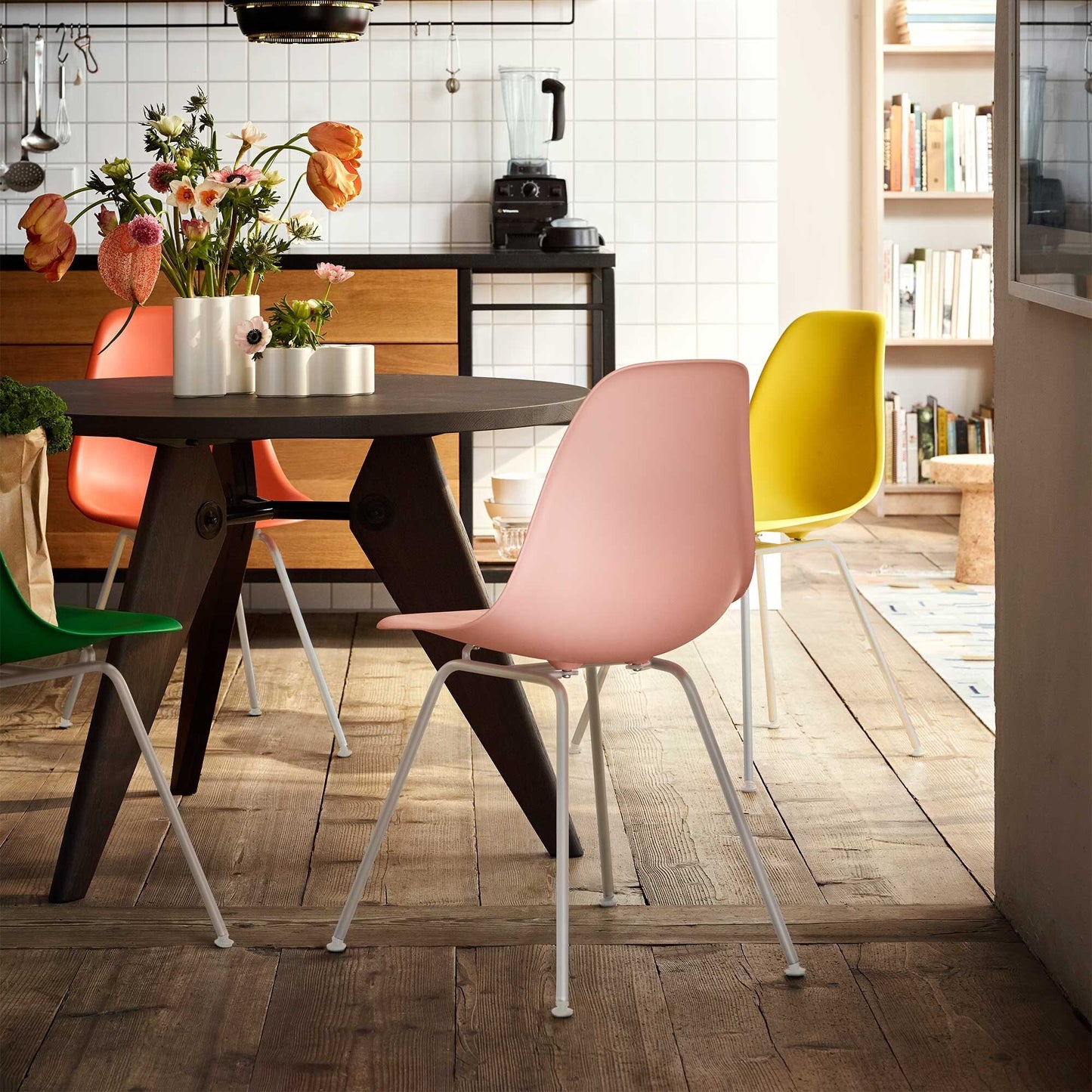 Eames Plastic Side Chair DSX RE Gestell weiß Schwarz