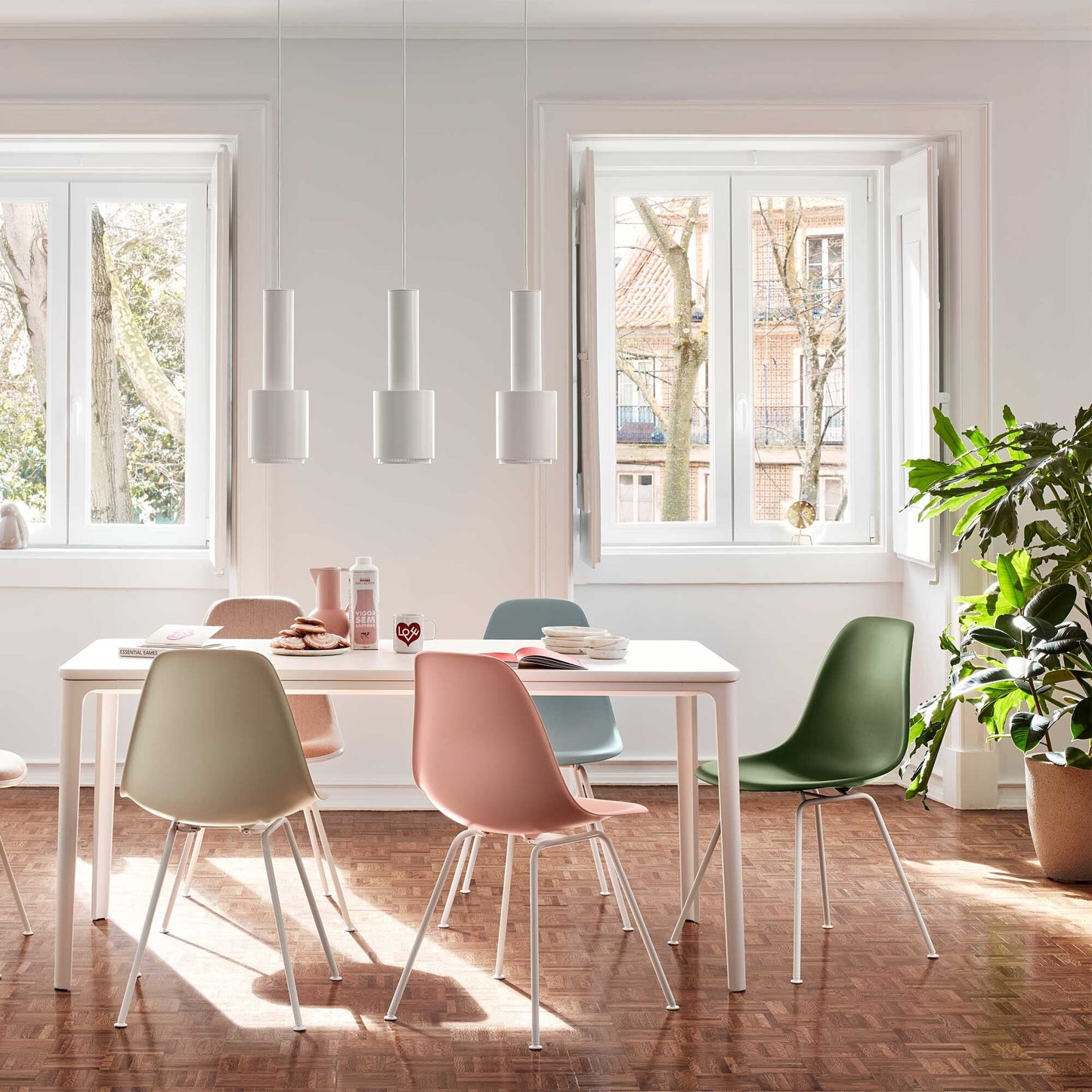 Eames Plastic Side Chair DSX RE Gestell weiß Schwarz