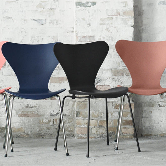 Serie 7™ Stuhl gefärbte Esche Monochrom Schwarz