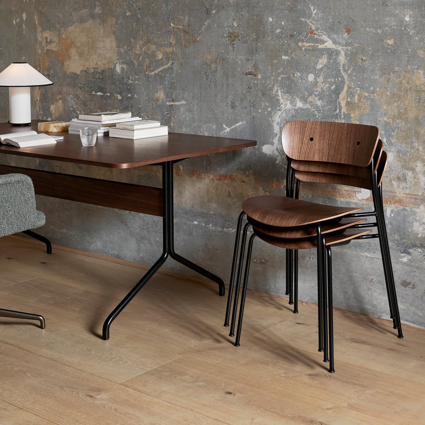 Pavilion AV18 Schreibtisch 90x160cm Gestell schwarz Schwarz